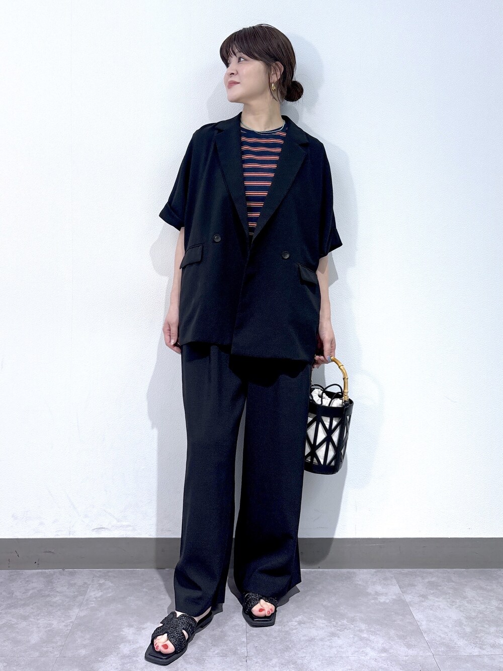 ベージュ系のシャツ/ブラウス、ブラウン系のその他パンツ、ブラック系のハンドバッグを着用したレディースの夏コーディネートの7枚目の写真