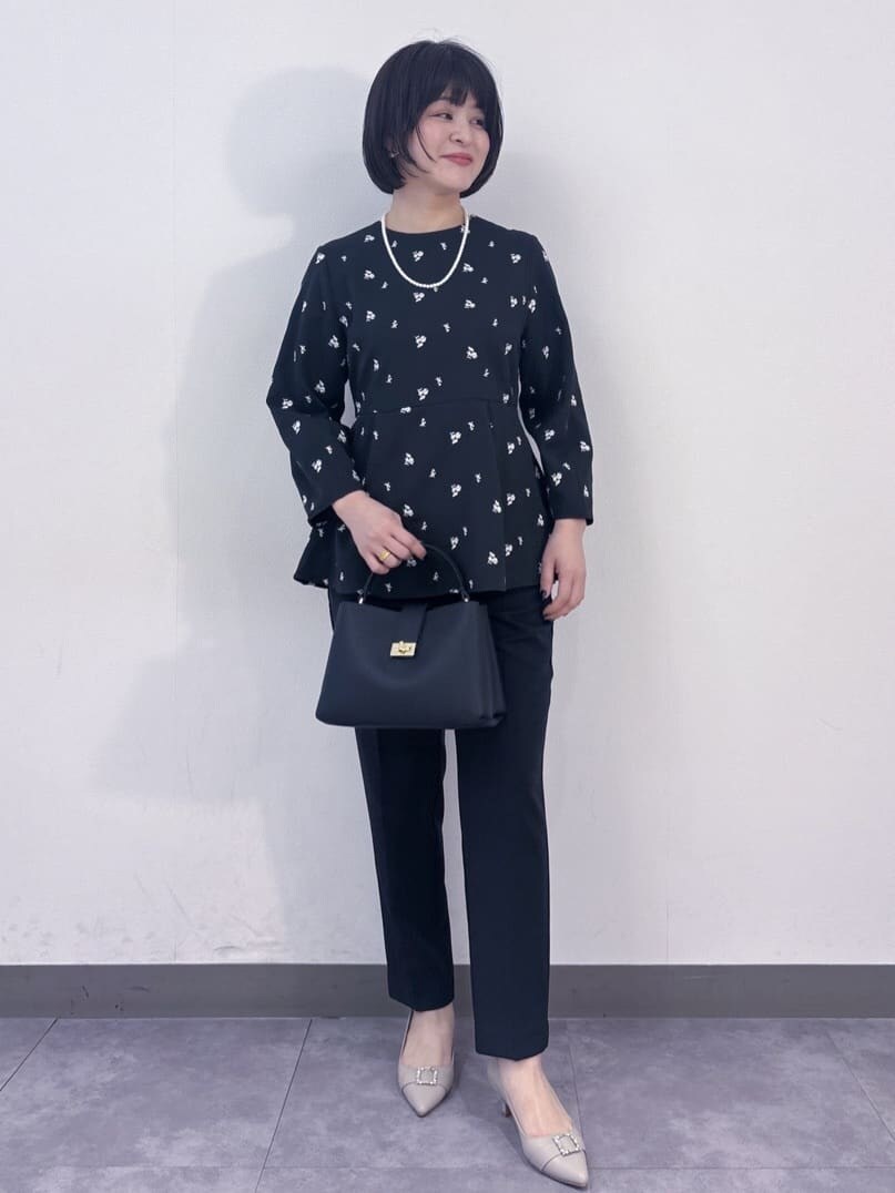 ブラック系のシャツ/ブラウス、ブラック系のその他パンツ、ブラック系のハンドバッグを着用したレディースの冬コーディネートの3枚目の写真
