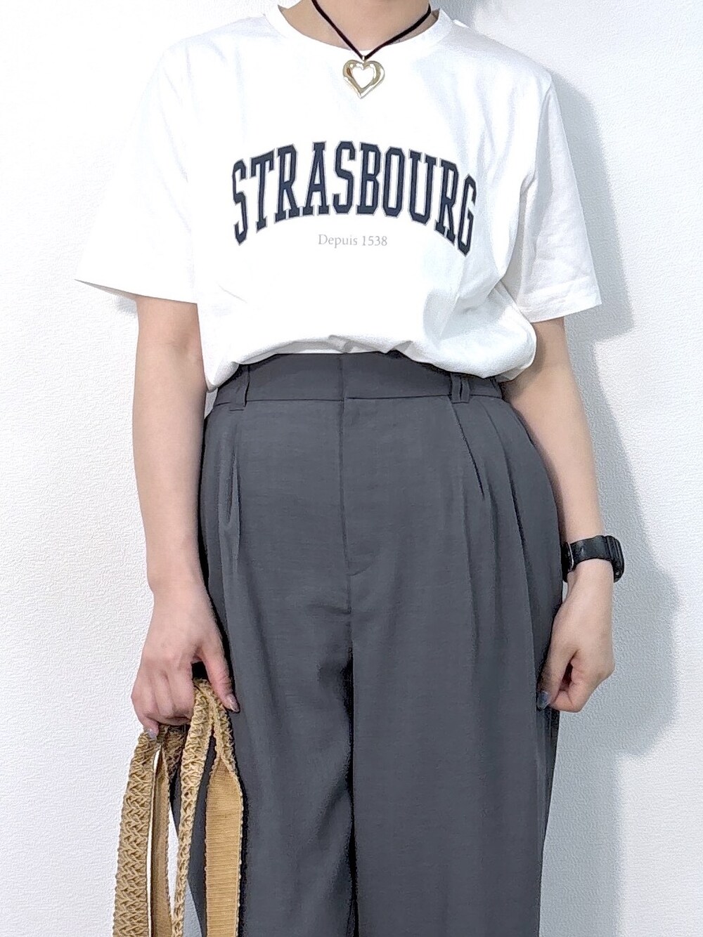 ホワイト系のTシャツ/カットソー、パープル系のシャツ/ブラウス、ブラウン系のその他パンツを着用したレディースの夏コーディネートの5枚目の写真