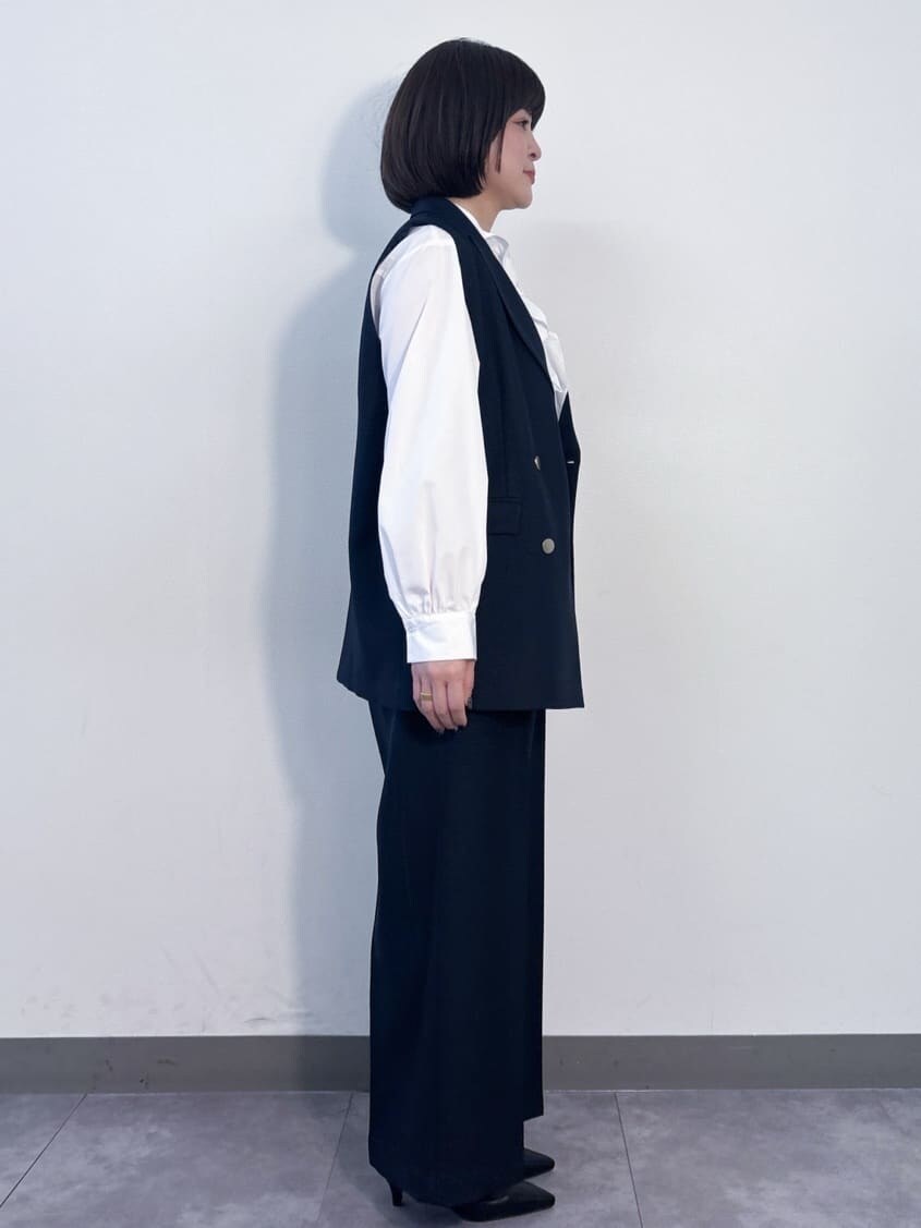 ブルー系のベスト、ホワイト系のシャツ/ブラウス、ブルー系のその他パンツを着用したレディースの冬コーディネートの5枚目の写真