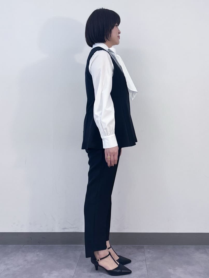 ブラック系のベスト、ホワイト系のシャツ/ブラウス、ブラック系のその他パンツを着用したレディースの冬コーディネートの4枚目の写真