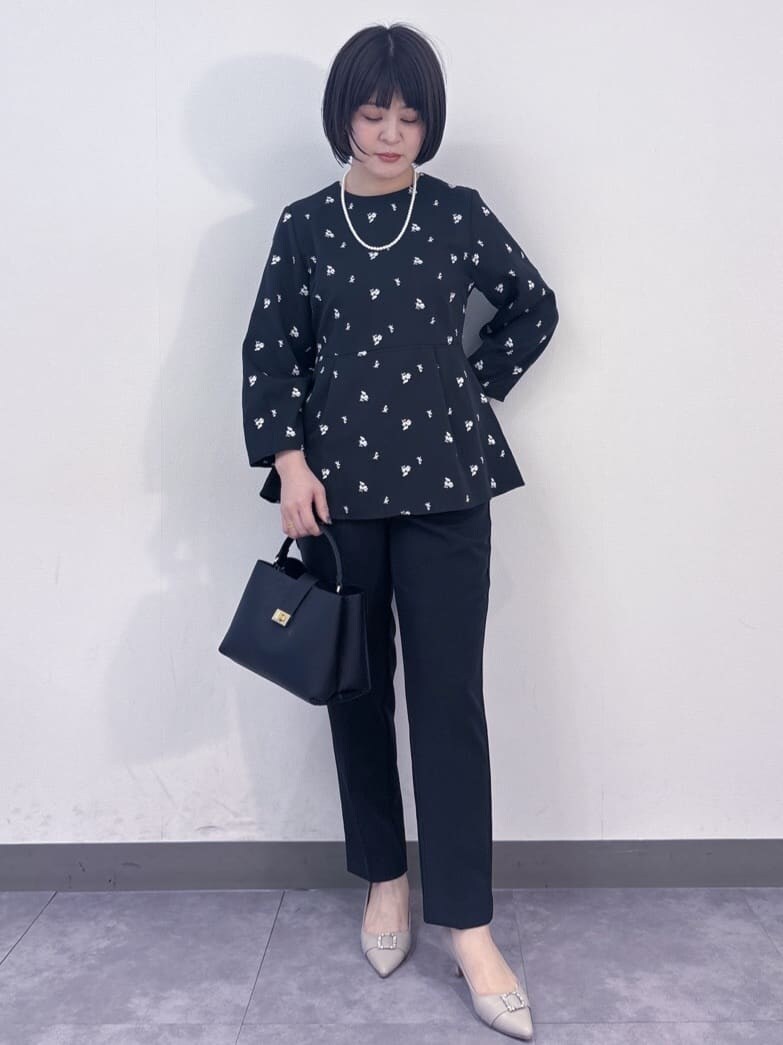 ブラック系のシャツ/ブラウス、ブラック系のその他パンツ、ブラック系のハンドバッグを着用したレディースの冬コーディネートの2枚目の写真