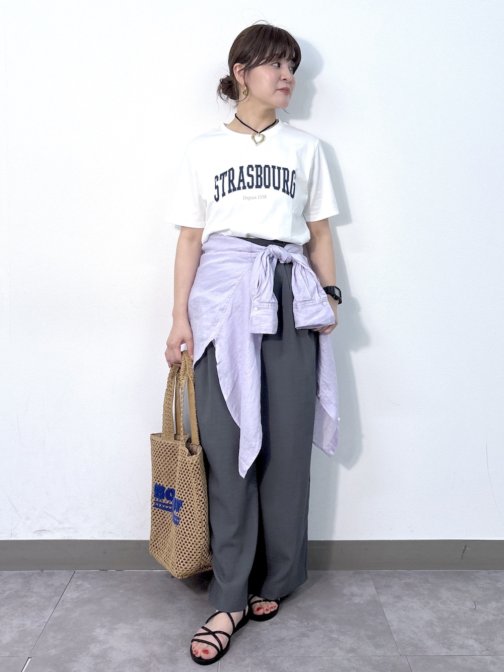 ホワイト系のTシャツ/カットソー、パープル系のシャツ/ブラウス、ブラウン系のその他パンツを着用したレディースの夏コーディネートの2枚目の写真