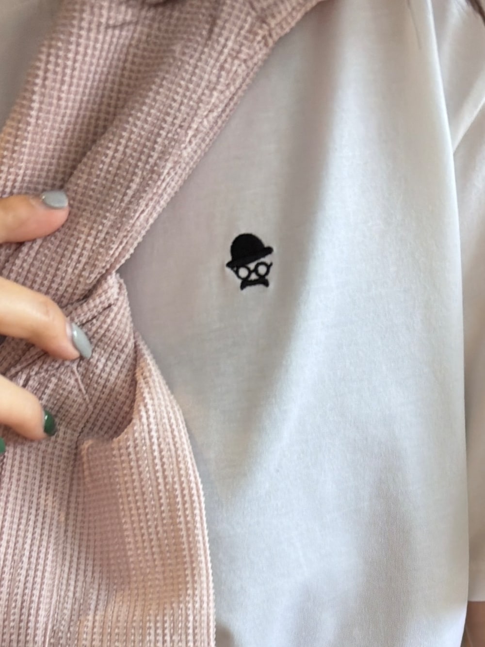 ホワイト系のTシャツ/カットソー、ピンク系のシャツ/ブラウス、ブルー系のスラックスを着用したメンズの夏コーディネートの7枚目の写真