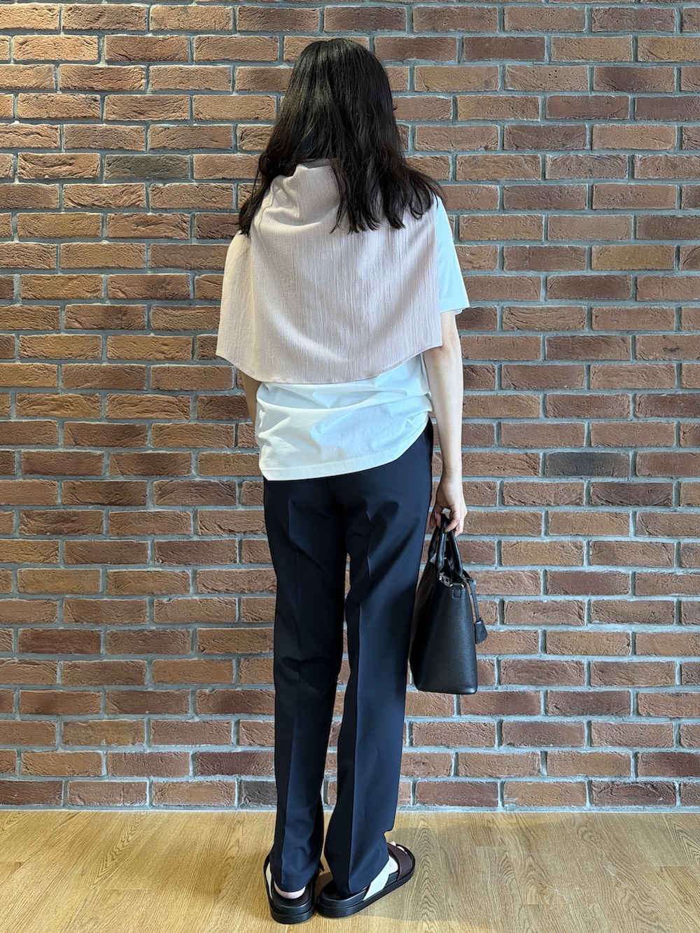 ホワイト系のTシャツ/カットソー、ピンク系のシャツ/ブラウス、ブルー系のスラックスを着用したメンズの夏コーディネートの3枚目の写真