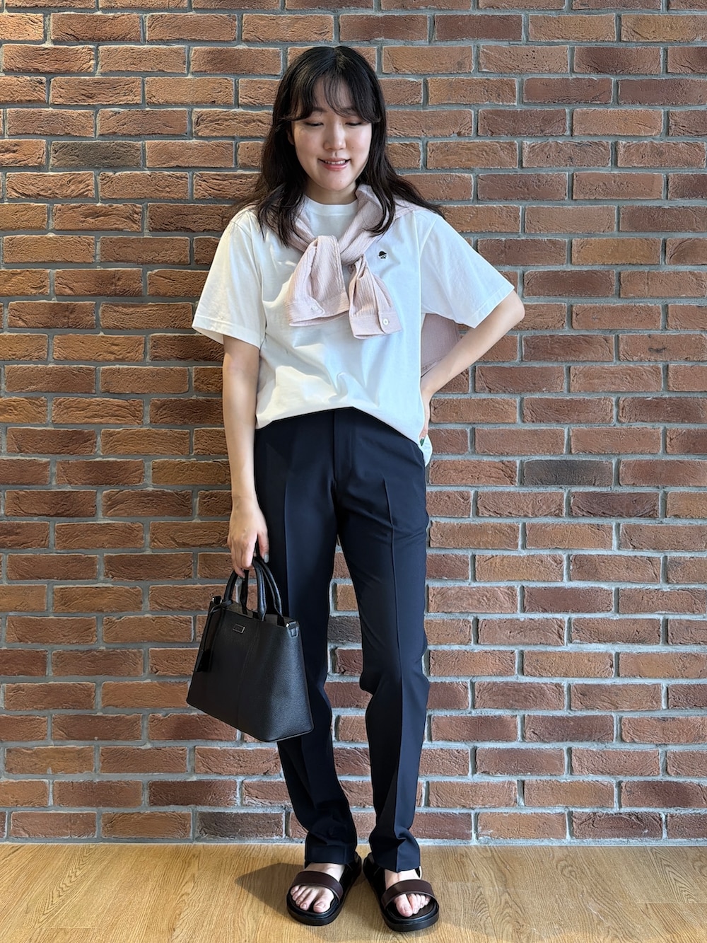 ホワイト系のTシャツ/カットソー、ピンク系のシャツ/ブラウス、ブルー系のスラックスを着用したメンズの夏コーディネートの5枚目の写真