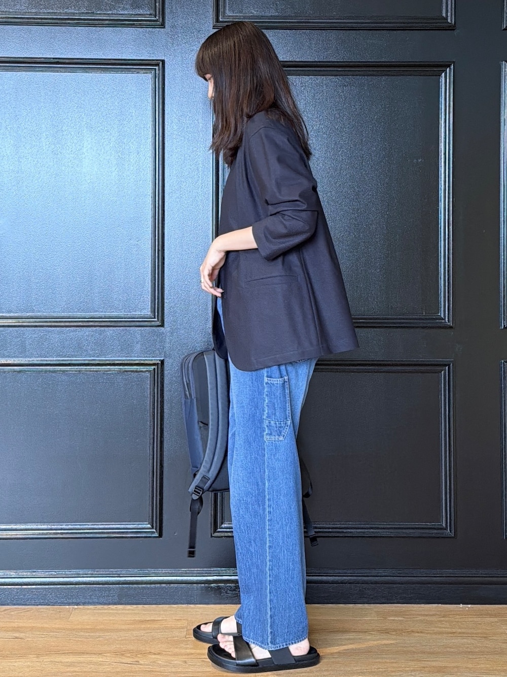 ブルー系のTシャツ/カットソー、ブルー系のカーディガン/ボレロ、ブルー系のデニムパンツを着用したメンズの夏コーディネートの5枚目の写真