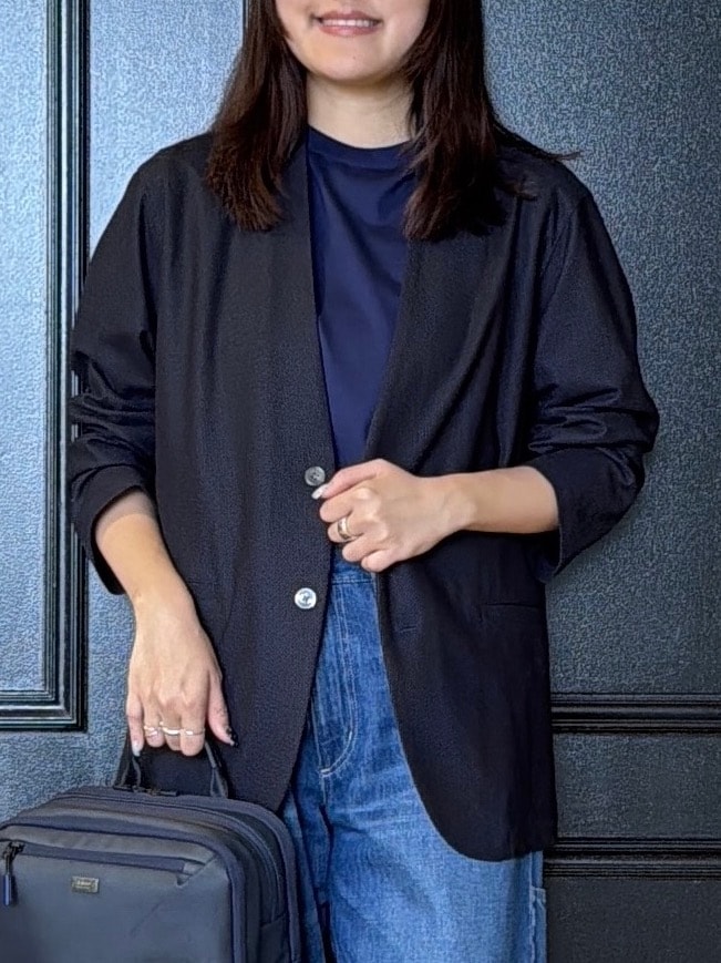 ブルー系のTシャツ/カットソー、ブルー系のカーディガン/ボレロ、ブルー系のデニムパンツを着用したメンズの夏コーディネートの6枚目の写真