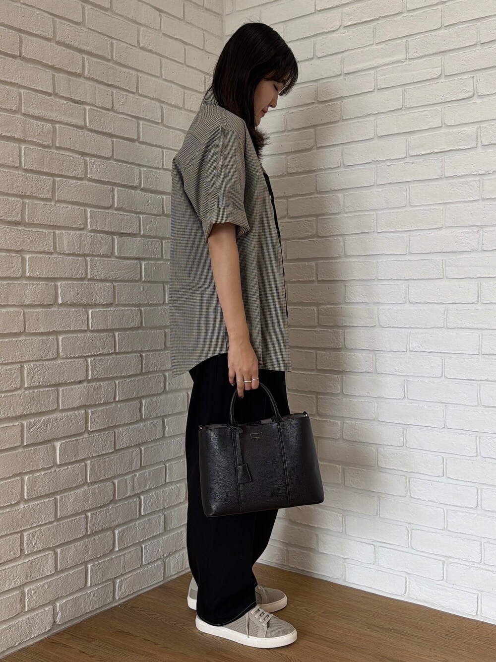 グリーン系のTシャツ/カットソー、ブラウン系のシャツ/ブラウス、ブラック系のデニムパンツを着用したメンズの夏コーディネートの5枚目の写真