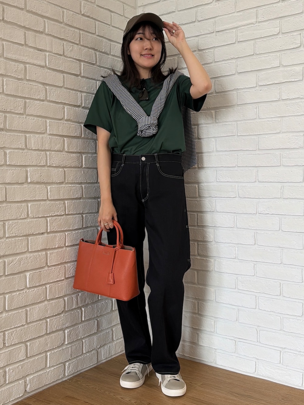 グリーン系のTシャツ/カットソー、ブルー系のシャツ/ブラウス、ブラック系のデニムパンツを着用したメンズの夏コーディネートの7枚目の写真