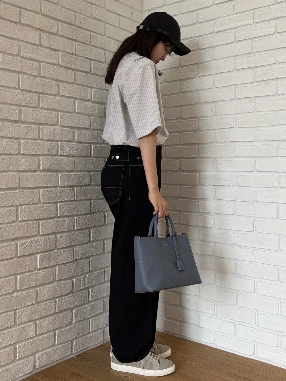 グレー系のシャツ/ブラウス、ブラック系のデニムパンツ、グレー系のスニーカーを着用したメンズの夏コーディネートの5枚目の写真