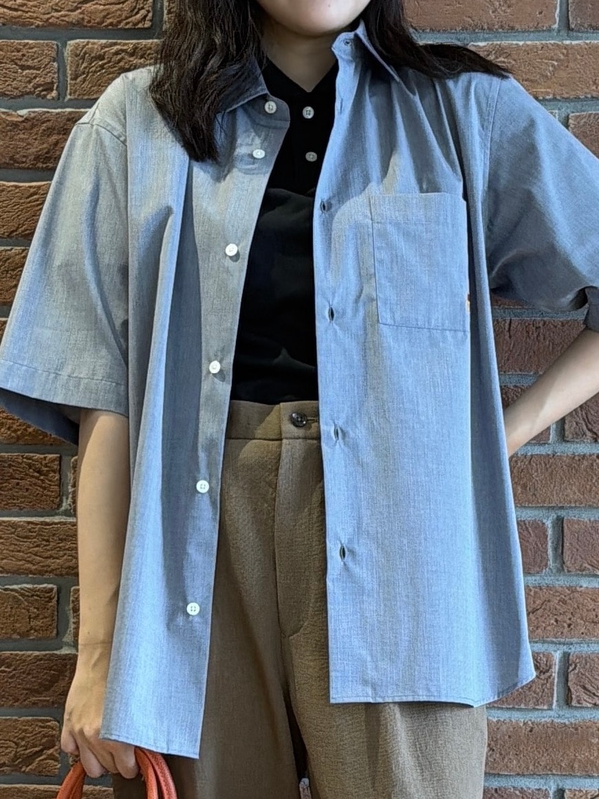 ブラック系のポロシャツ、グレー系のシャツ/ブラウス、ベージュ系のスラックスを着用したメンズの夏コーディネートの6枚目の写真