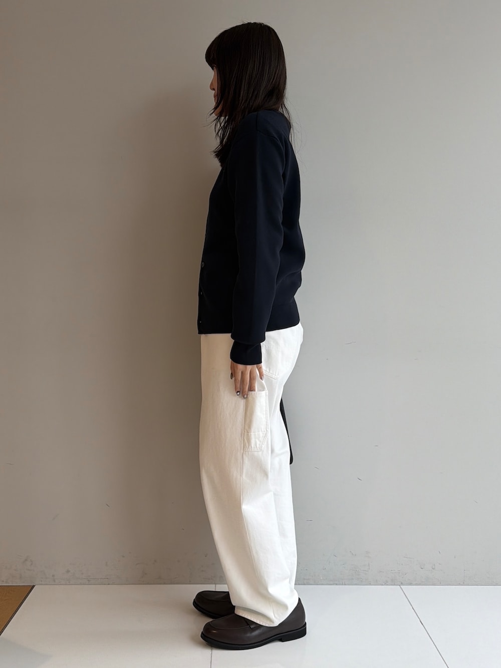 ブルー系のカーディガン/ボレロ、ブラック系のシャツ/ブラウス、ホワイト系のデニムパンツを着用したメンズの秋コーディネートの5枚目の写真