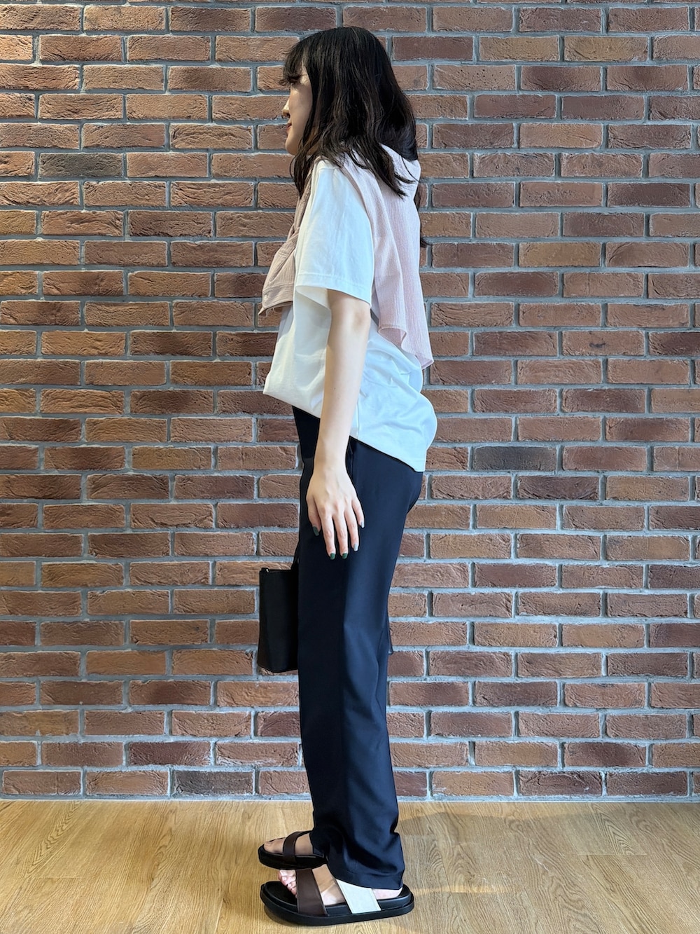 ホワイト系のTシャツ/カットソー、ピンク系のシャツ/ブラウス、ブルー系のスラックスを着用したメンズの夏コーディネートの2枚目の写真