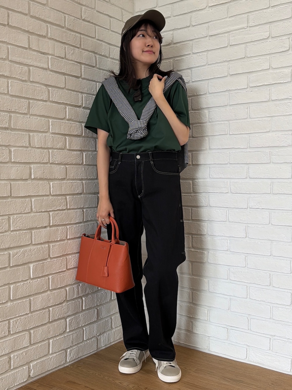 グリーン系のTシャツ/カットソー、ブルー系のシャツ/ブラウス、ブラック系のデニムパンツを着用したメンズの夏コーディネートの6枚目の写真