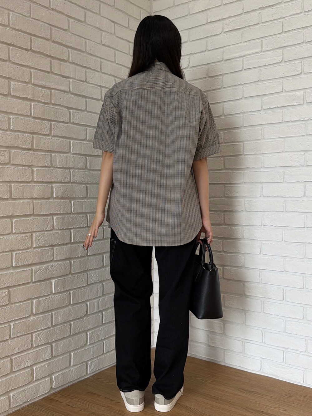 グリーン系のTシャツ/カットソー、ブラウン系のシャツ/ブラウス、ブラック系のデニムパンツを着用したメンズの夏コーディネートの4枚目の写真