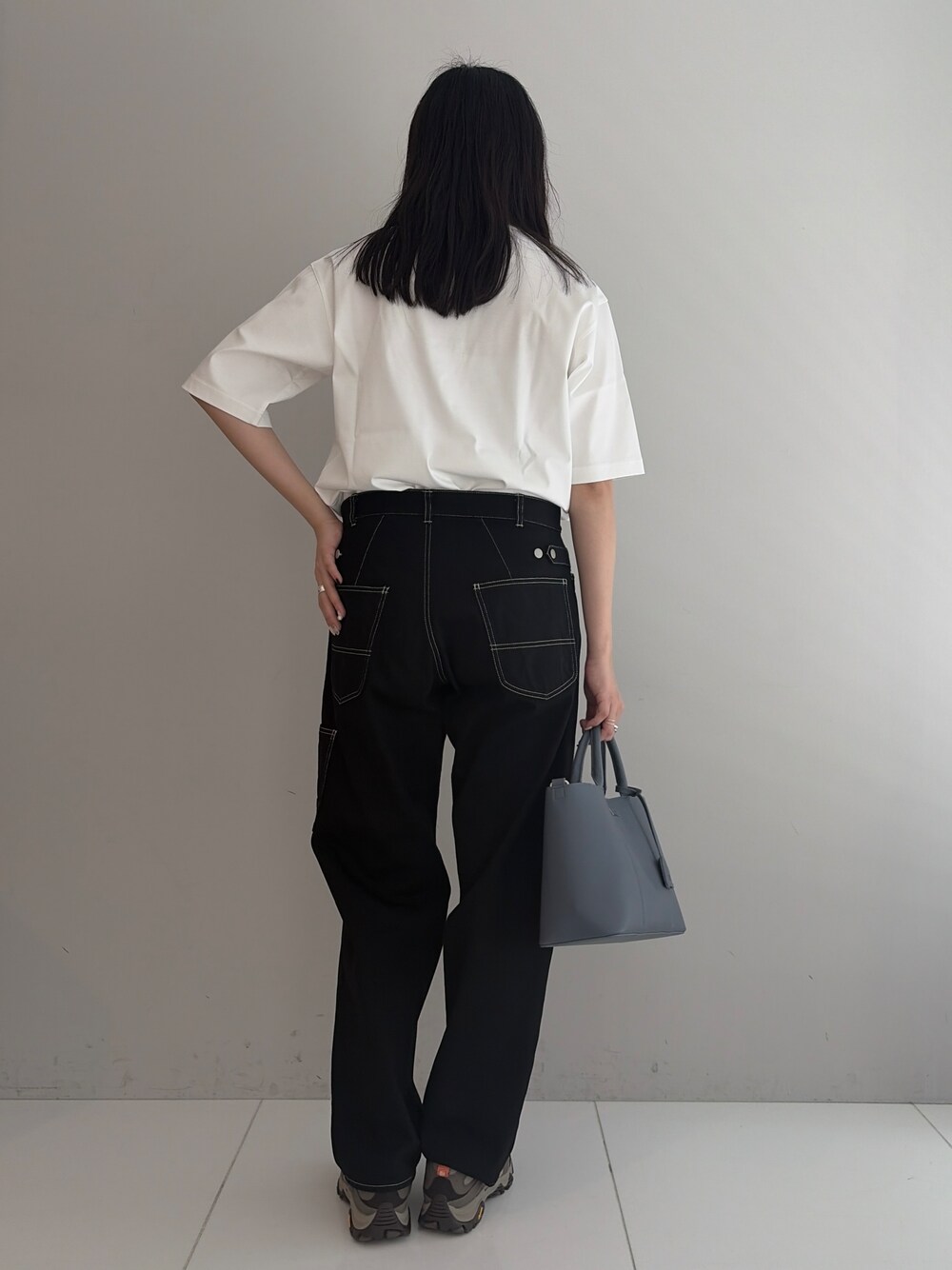 ホワイト系のTシャツ/カットソー、ブラック系のデニムパンツ、ブルー系のトートバッグを着用したメンズの春コーディネートの2枚目の写真