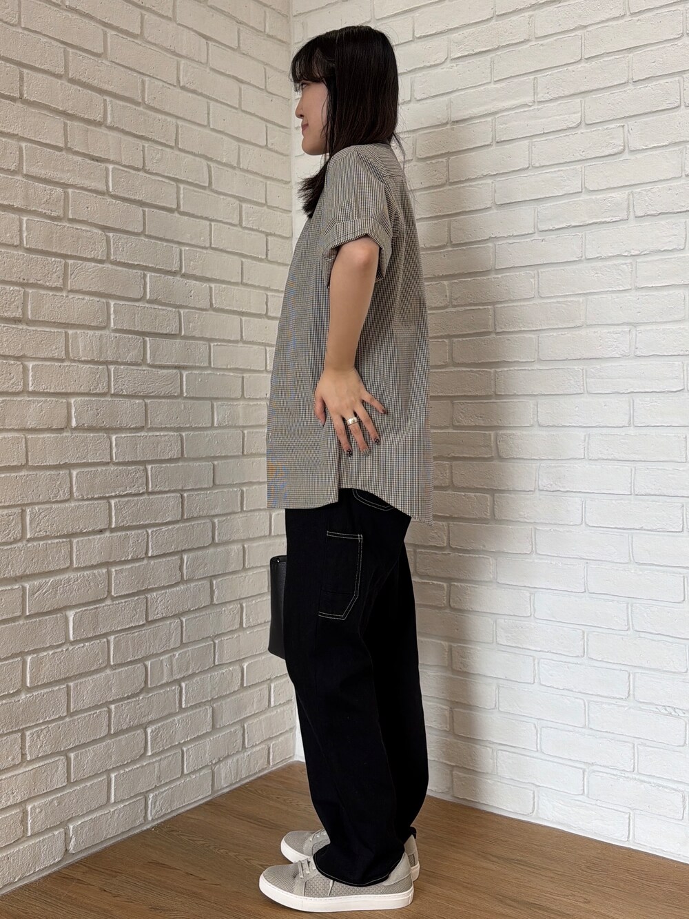 グリーン系のTシャツ/カットソー、ブラウン系のシャツ/ブラウス、ブラック系のデニムパンツを着用したメンズの夏コーディネートの3枚目の写真