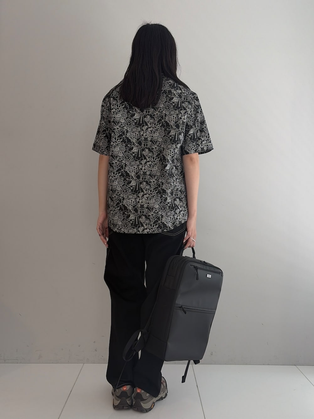 ブラック系のデニムパンツ、ブルー系のシャツ/ブラウス、ブラック系のバックパック/リュックを着用したメンズの春コーディネートの3枚目の写真