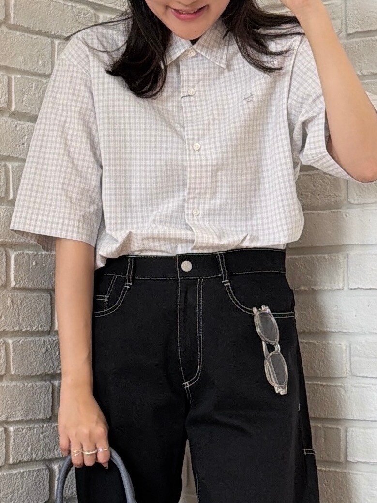 グレー系のシャツ/ブラウス、ブラック系のデニムパンツ、グレー系のスニーカーを着用したメンズの夏コーディネートの7枚目の写真