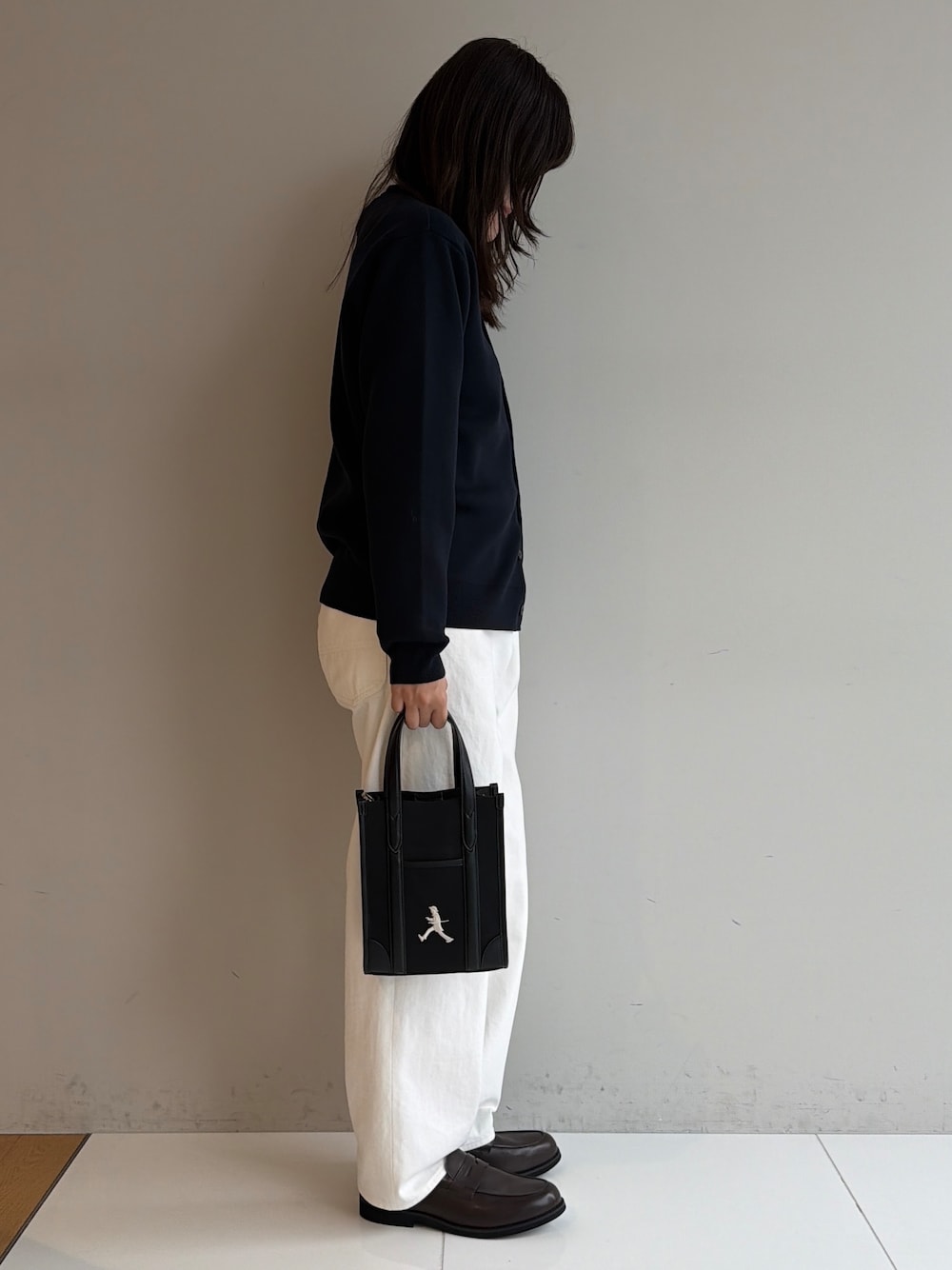 ブルー系のカーディガン/ボレロ、ブラック系のシャツ/ブラウス、ホワイト系のデニムパンツを着用したメンズの秋コーディネートの3枚目の写真