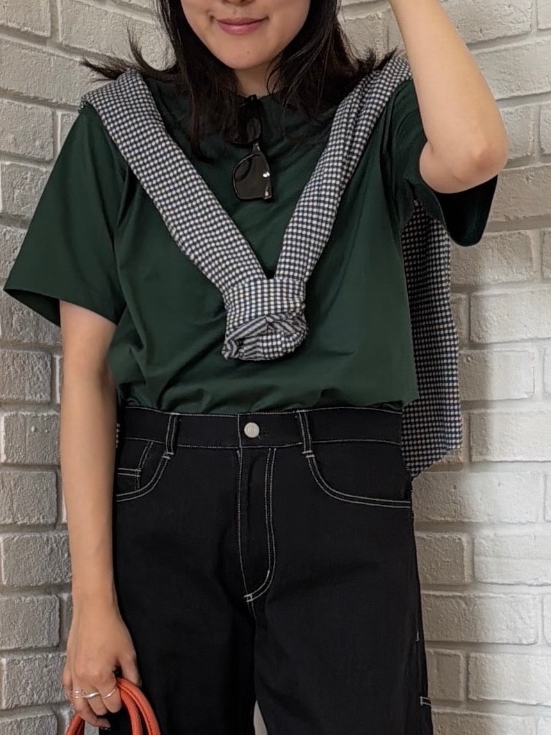 グリーン系のTシャツ/カットソー、ブルー系のシャツ/ブラウス、ブラック系のデニムパンツを着用したメンズの夏コーディネートの8枚目の写真