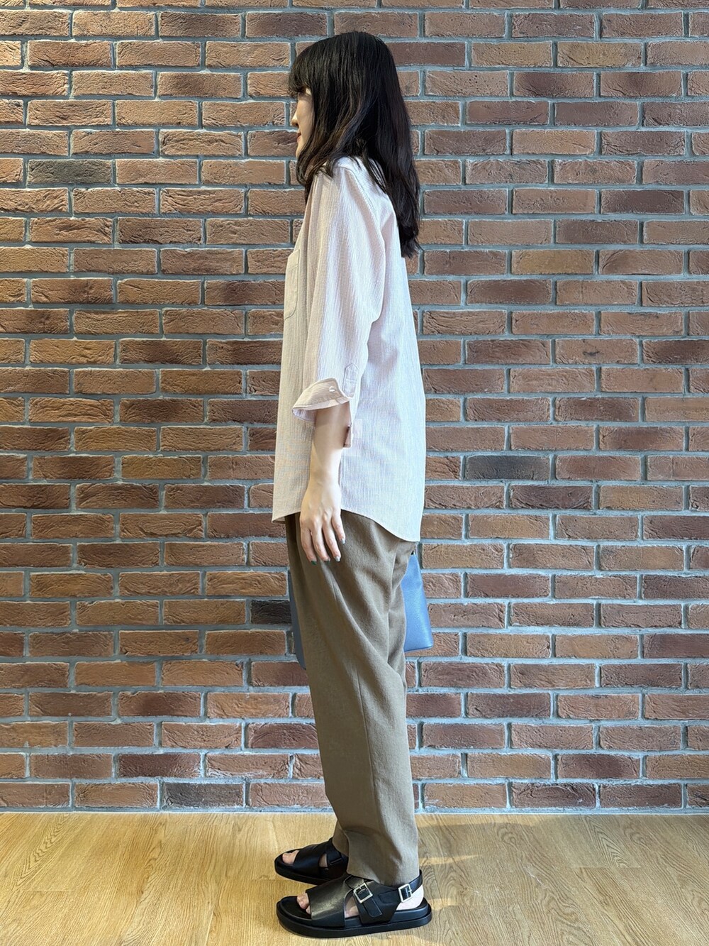 ピンク系のシャツ/ブラウス、ブラウン系のスラックス、ブルー系のトートバッグを着用したメンズの夏コーディネートの4枚目の写真
