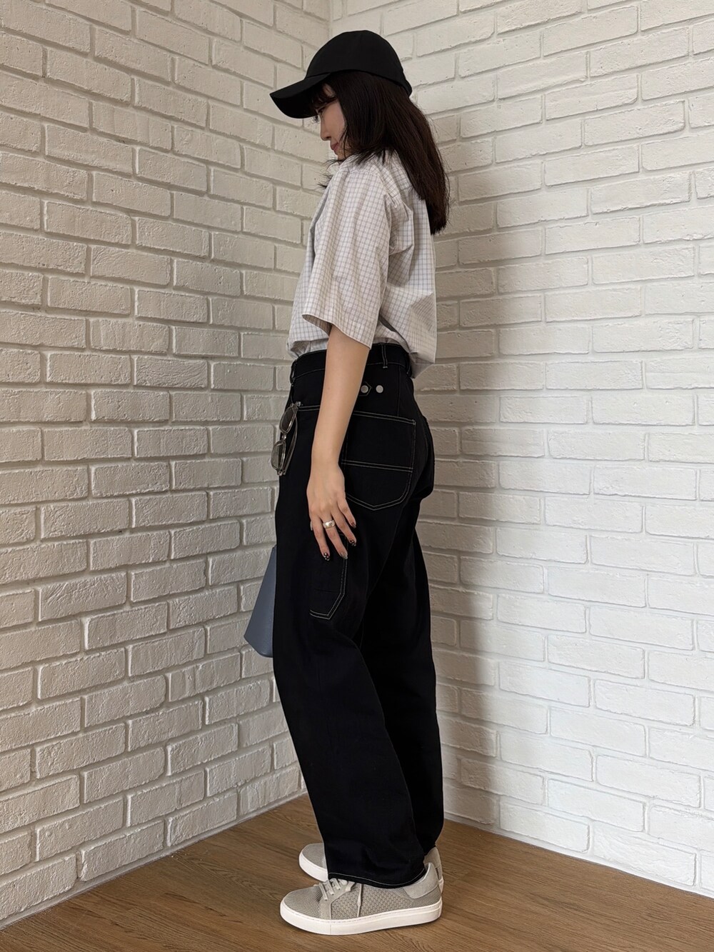 グレー系のシャツ/ブラウス、ブラック系のデニムパンツ、グレー系のスニーカーを着用したメンズの夏コーディネートの3枚目の写真