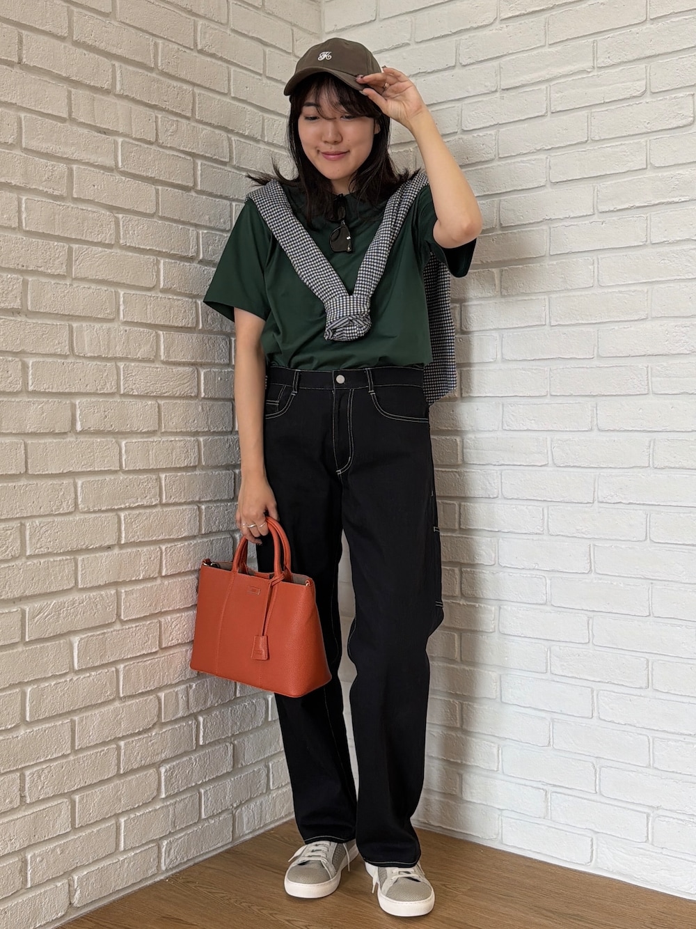 グリーン系のTシャツ/カットソー、ブルー系のシャツ/ブラウス、ブラック系のデニムパンツを着用したメンズの夏コーディネートの2枚目の写真