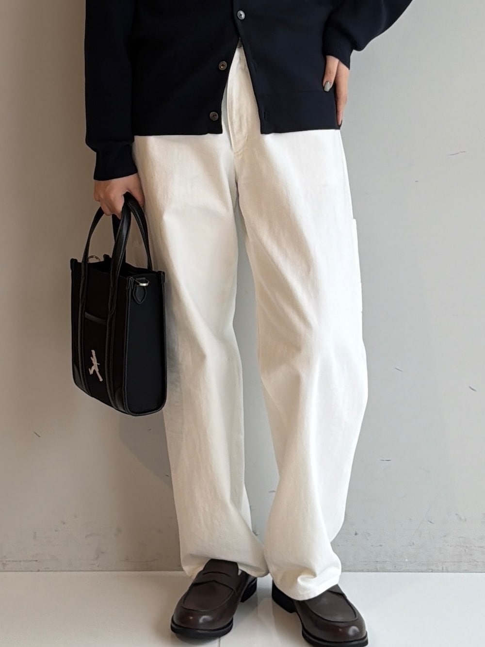 ブルー系のカーディガン/ボレロ、ブラック系のシャツ/ブラウス、ホワイト系のデニムパンツを着用したメンズの秋コーディネートの7枚目の写真