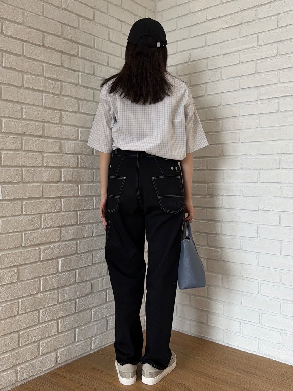 グレー系のシャツ/ブラウス、ブラック系のデニムパンツ、グレー系のスニーカーを着用したメンズの夏コーディネートの4枚目の写真