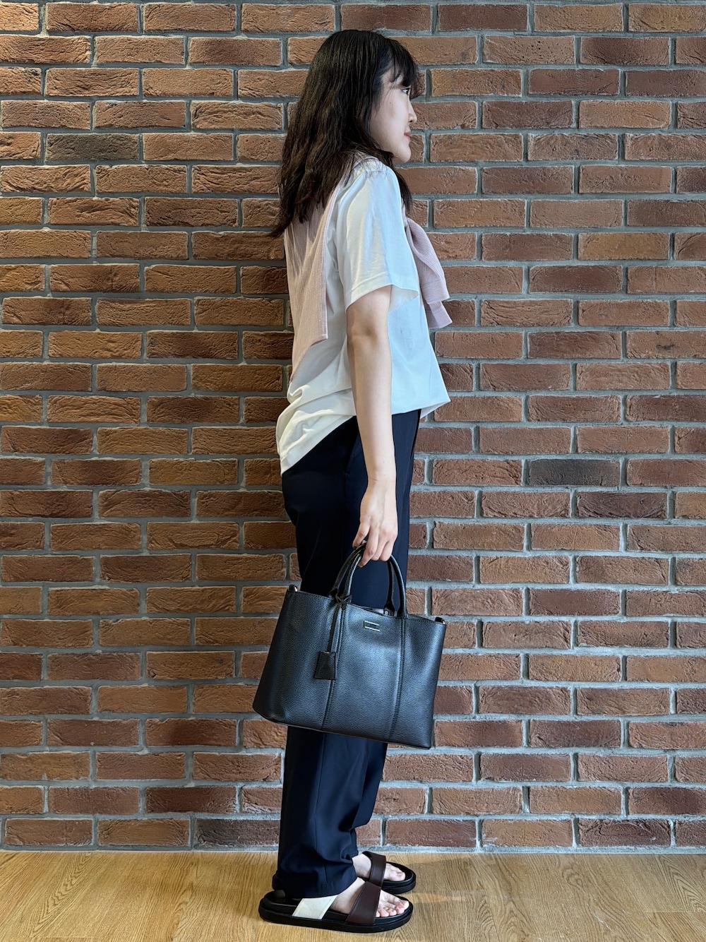 ホワイト系のTシャツ/カットソー、ピンク系のシャツ/ブラウス、ブルー系のスラックスを着用したメンズの夏コーディネートの4枚目の写真