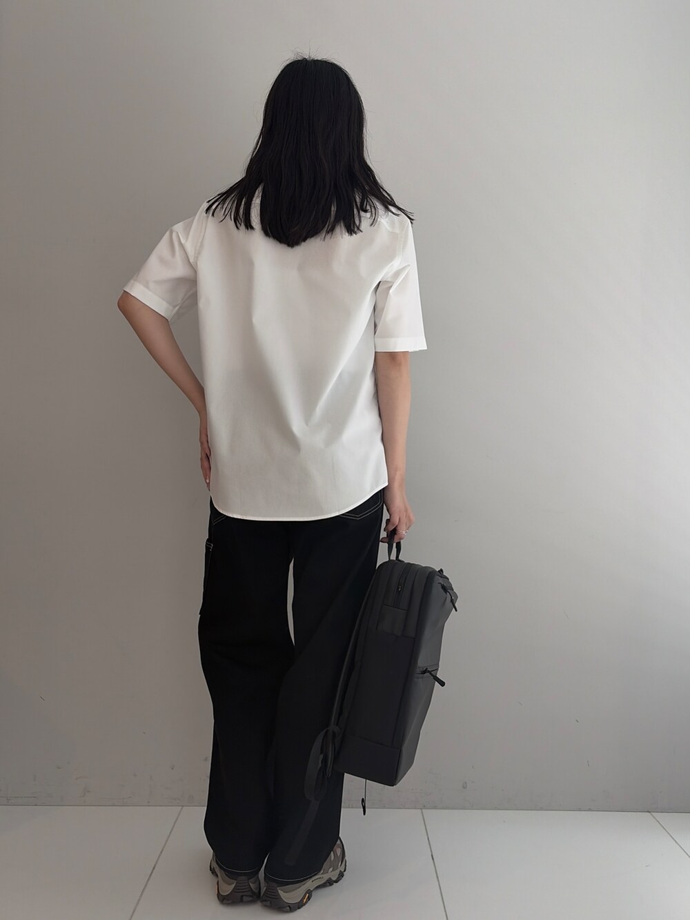 ブルー系のスラックス、ホワイト系のシャツ/ブラウス、ブラック系のバックパック/リュックを着用したメンズの春コーディネートの3枚目の写真