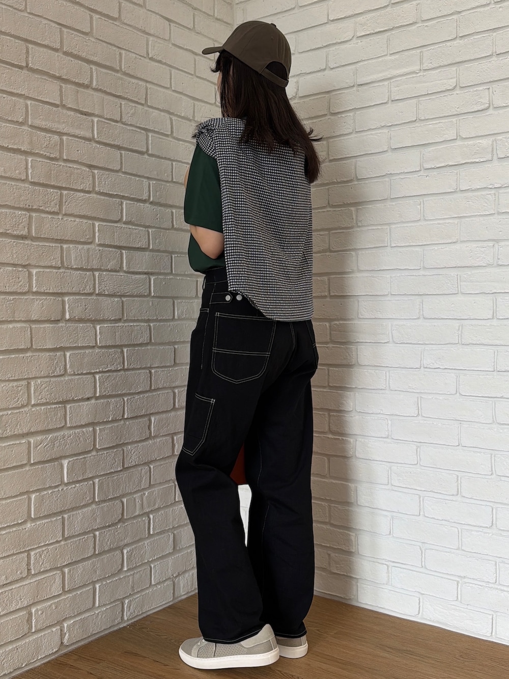 グリーン系のTシャツ/カットソー、ブルー系のシャツ/ブラウス、ブラック系のデニムパンツを着用したメンズの夏コーディネートの3枚目の写真