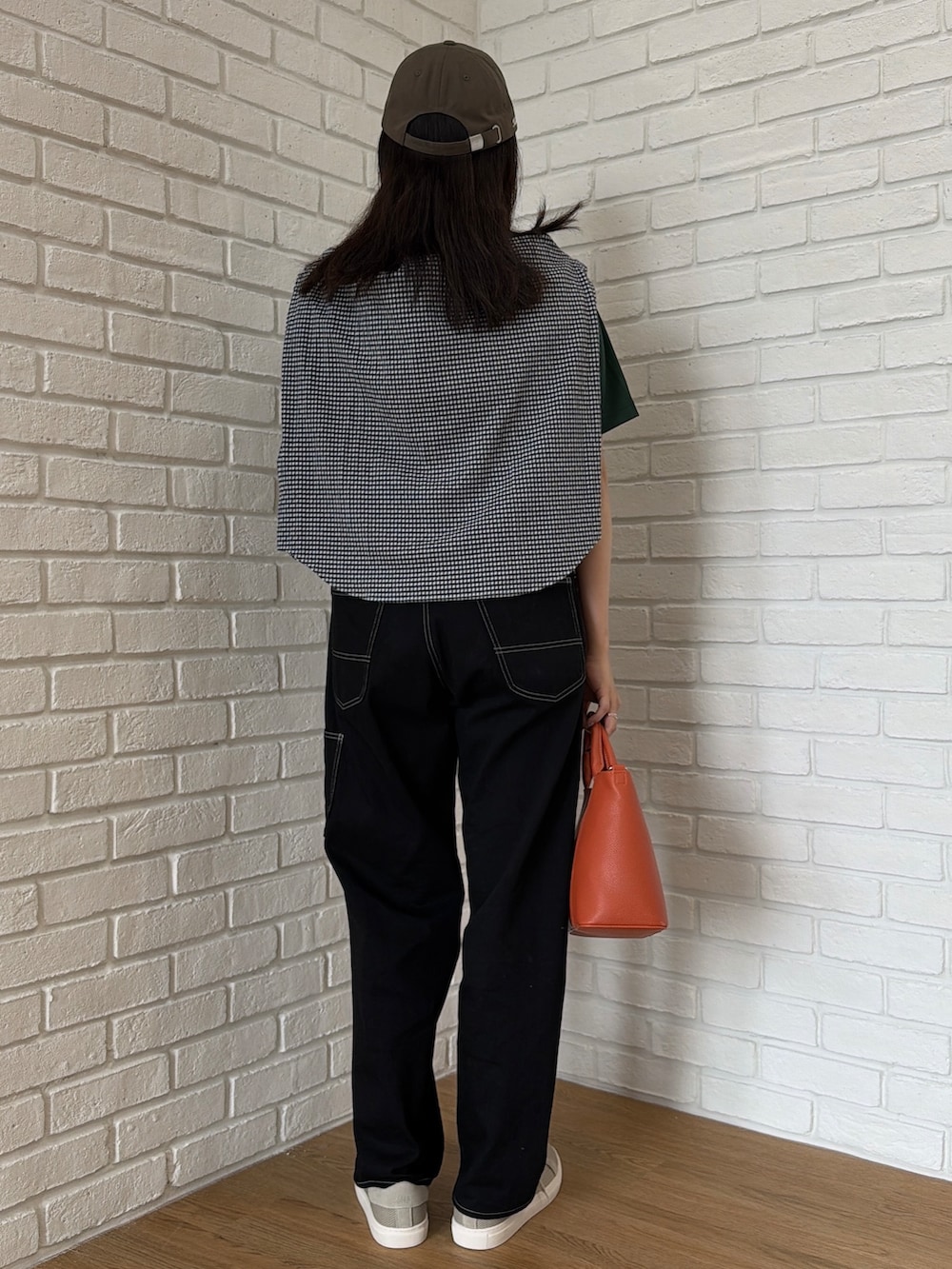 グリーン系のTシャツ/カットソー、ブルー系のシャツ/ブラウス、ブラック系のデニムパンツを着用したメンズの夏コーディネートの4枚目の写真