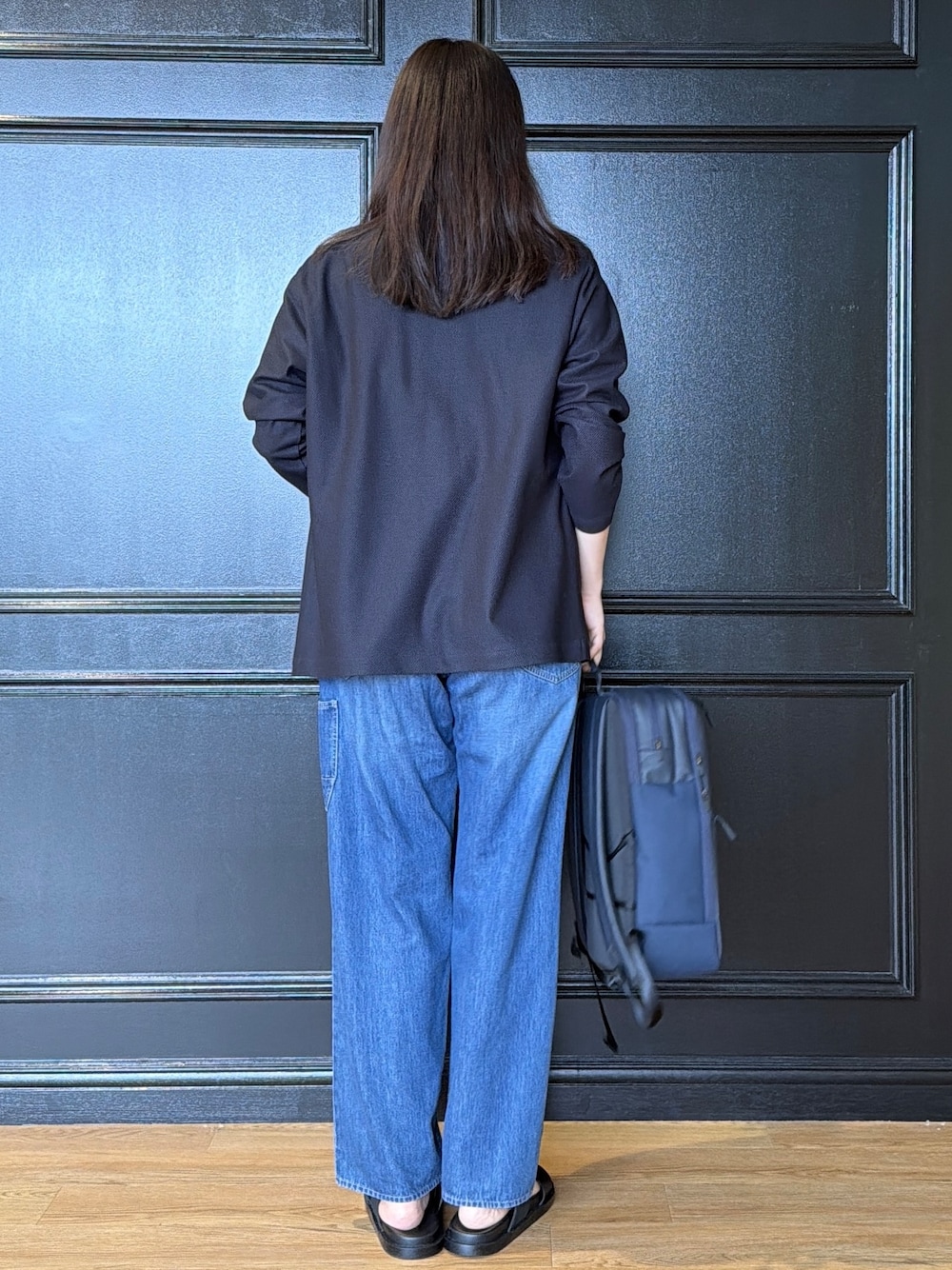 ブルー系のTシャツ/カットソー、ブルー系のカーディガン/ボレロ、ブルー系のデニムパンツを着用したメンズの夏コーディネートの4枚目の写真
