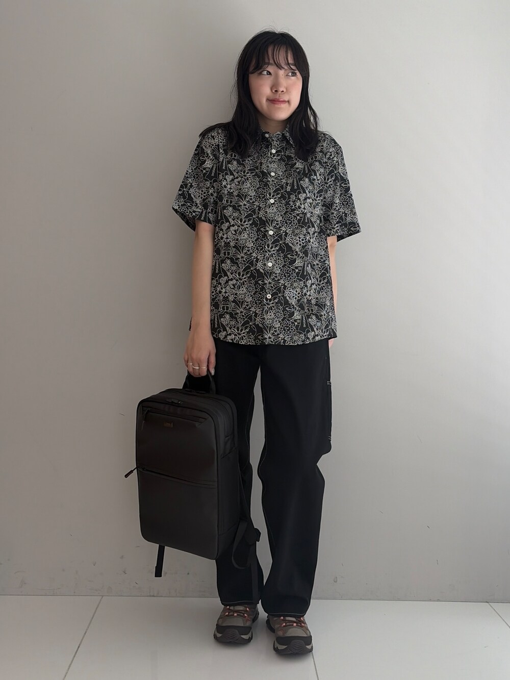ブラック系のデニムパンツ、ブルー系のシャツ/ブラウス、ブラック系のバックパック/リュックを着用したメンズの春コーディネートの4枚目の写真