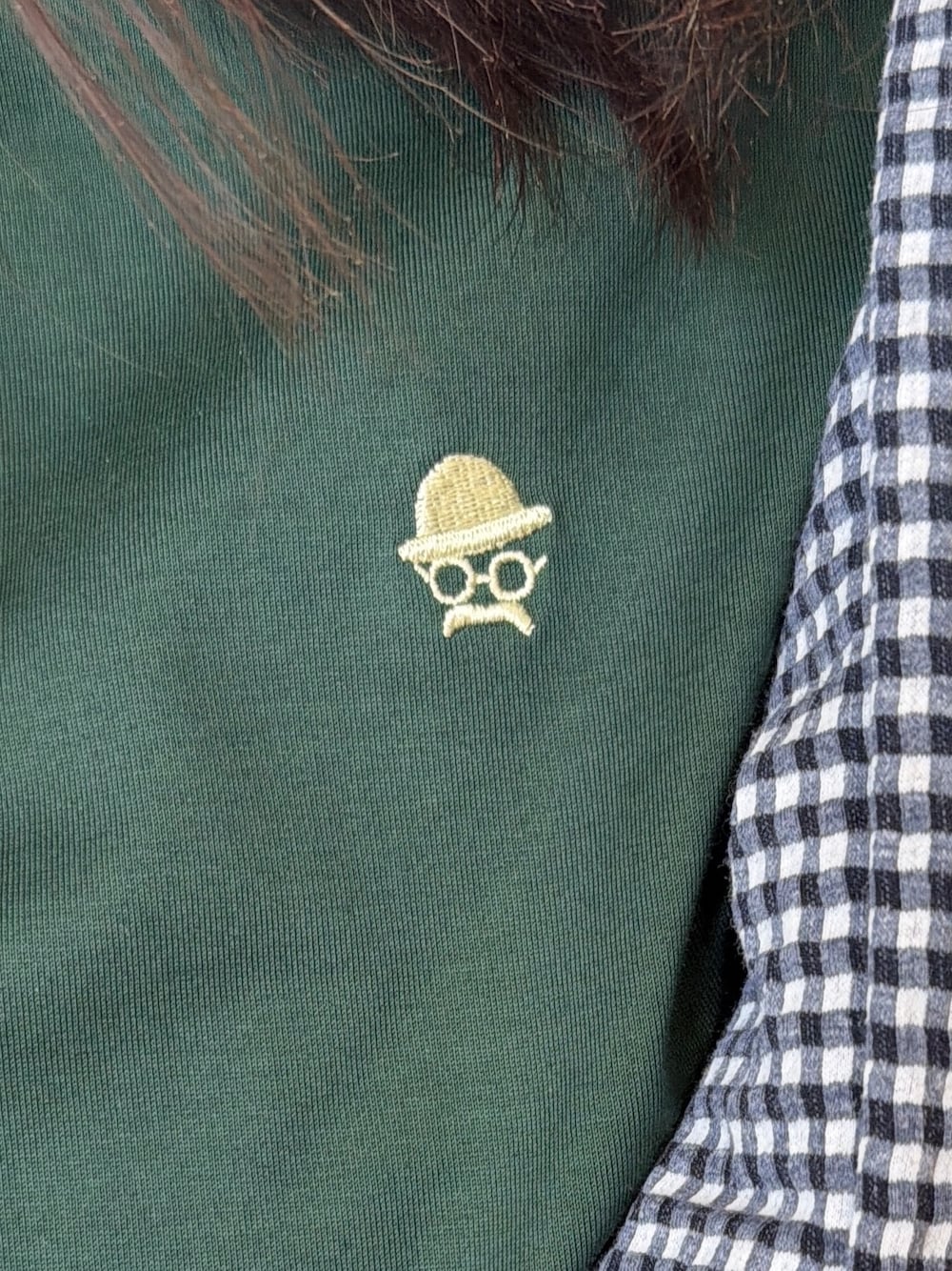 グリーン系のTシャツ/カットソー、ブルー系のシャツ/ブラウス、ブラック系のデニムパンツを着用したメンズの夏コーディネートの9枚目の写真