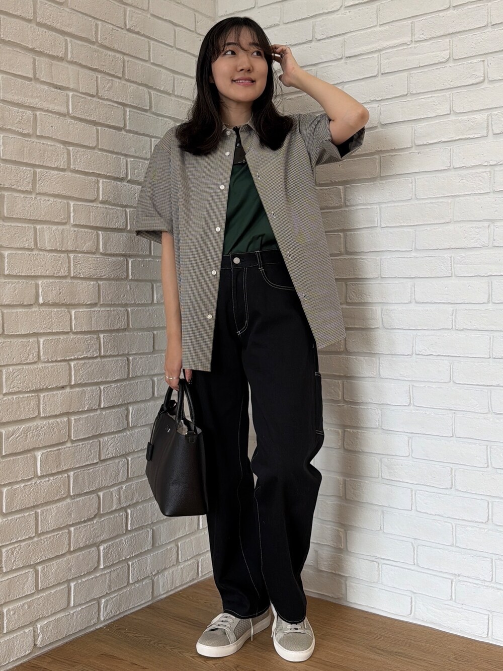 グリーン系のTシャツ/カットソー、ブラウン系のシャツ/ブラウス、ブラック系のデニムパンツを着用したメンズの夏コーディネートの6枚目の写真