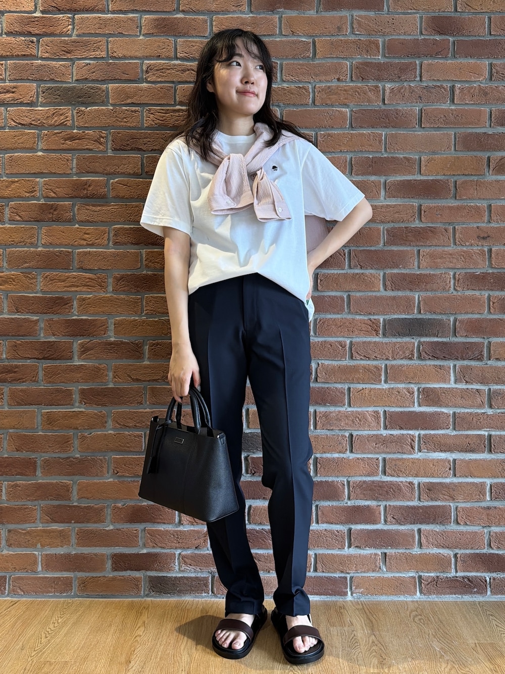 ホワイト系のTシャツ/カットソー、ピンク系のシャツ/ブラウス、ブルー系のスラックスを着用したメンズの夏コーディネートの6枚目の写真