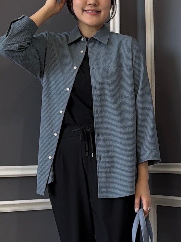 ブラック系のTシャツ/カットソー、ブルー系のシャツ/ブラウス、ブラック系のスラックスを着用したメンズの夏コーディネートの6枚目の写真