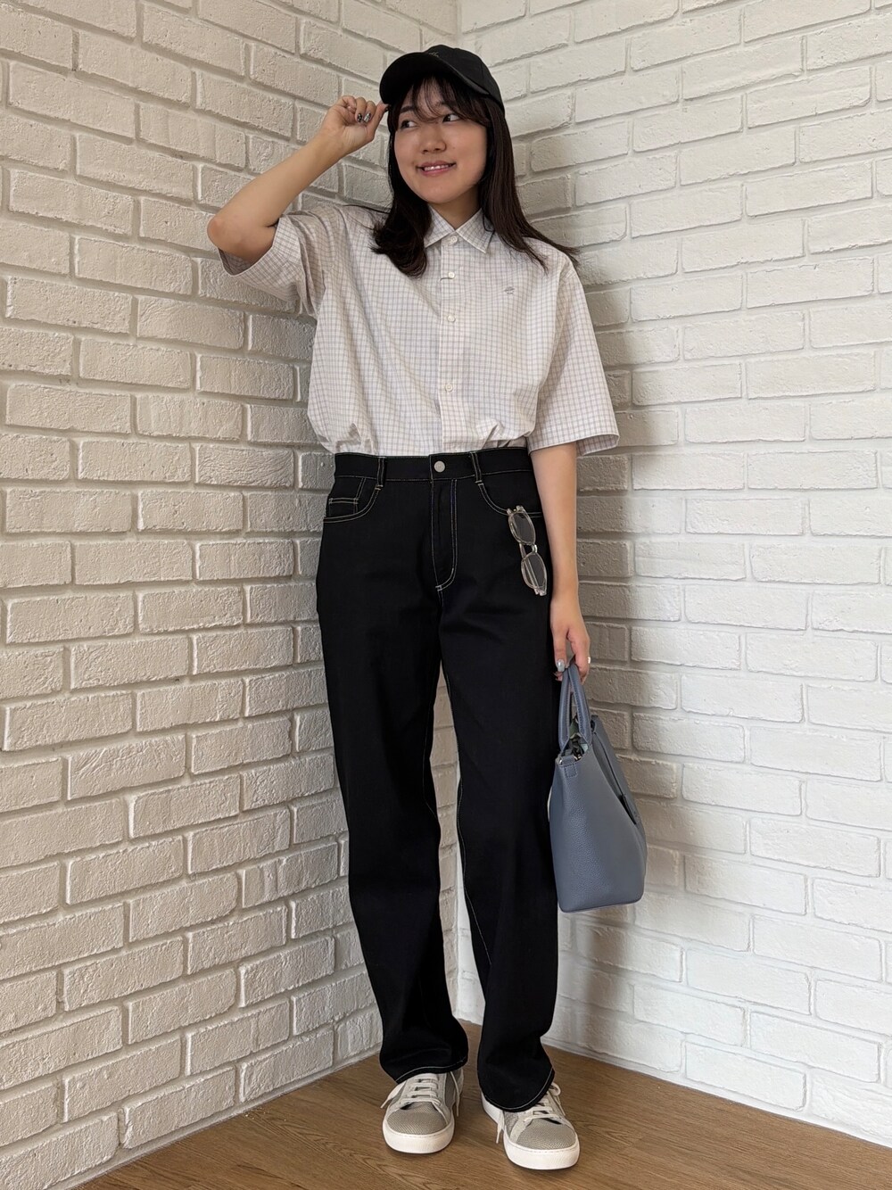 グレー系のシャツ/ブラウス、ブラック系のデニムパンツ、グレー系のスニーカーを着用したメンズの夏コーディネートの6枚目の写真