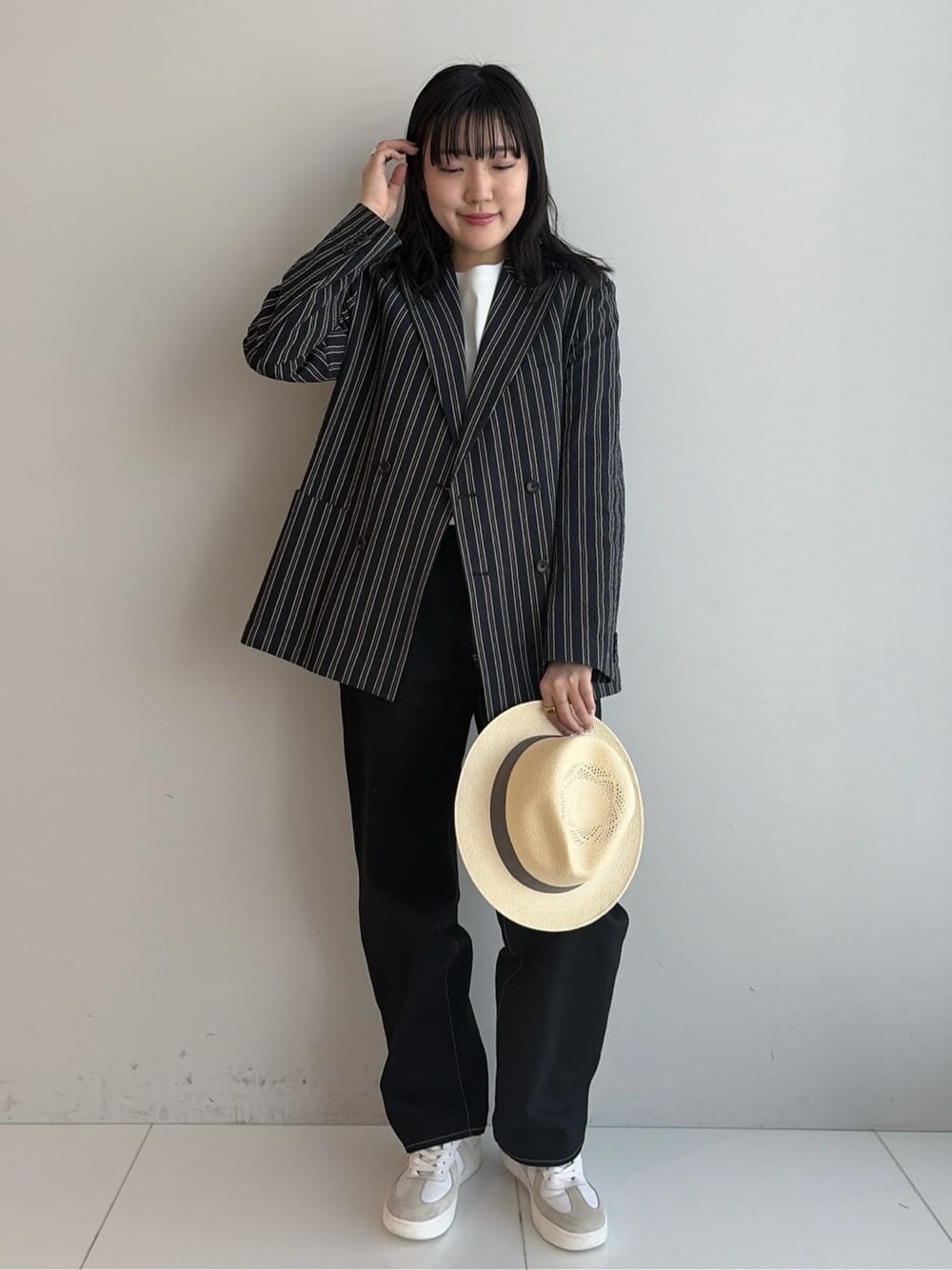 ブルー系のテーラードジャケット、ホワイト系のTシャツ/カットソー、ホワイト系のスニーカーを着用したレディースの冬コーディネートの3枚目の写真