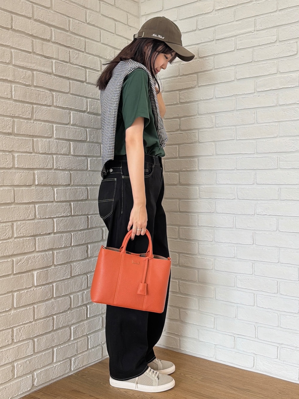 グリーン系のTシャツ/カットソー、ブルー系のシャツ/ブラウス、ブラック系のデニムパンツを着用したメンズの夏コーディネートの5枚目の写真