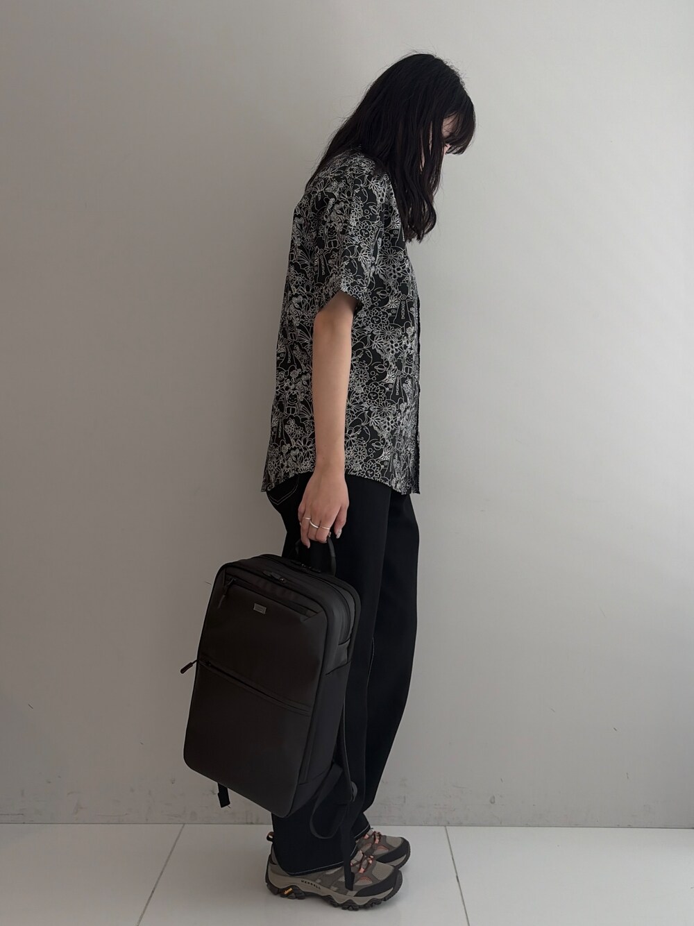 ブラック系のデニムパンツ、ブルー系のシャツ/ブラウス、ブラック系のバックパック/リュックを着用したメンズの春コーディネートの2枚目の写真