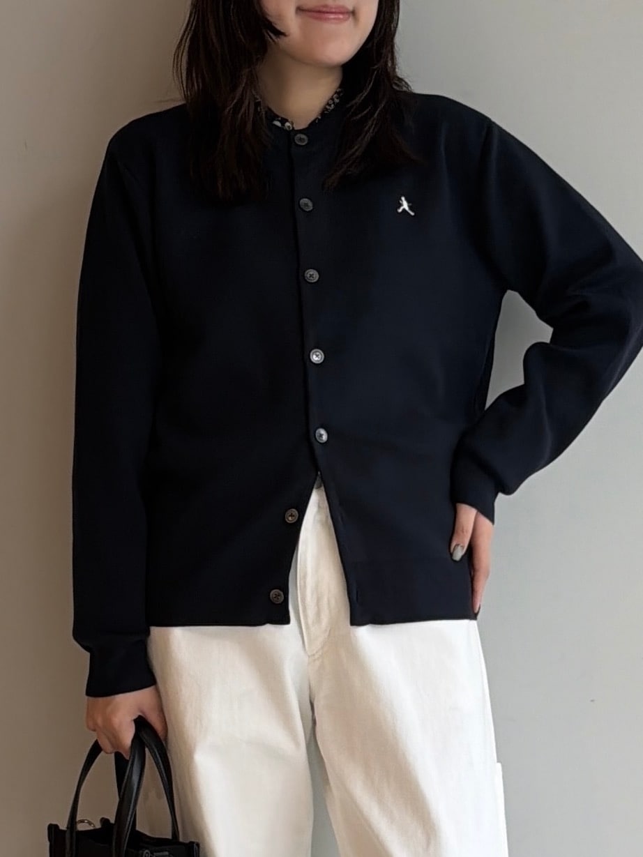 ブルー系のカーディガン/ボレロ、ブラック系のシャツ/ブラウス、ホワイト系のデニムパンツを着用したメンズの秋コーディネートの6枚目の写真