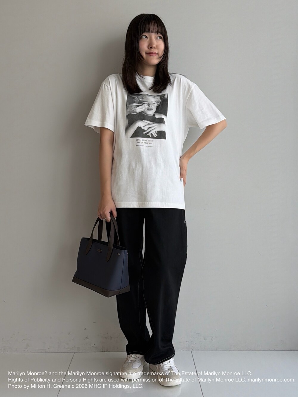 ブラック系のデニムパンツ、ブルー系のトートバッグ、ホワイト系のスニーカーを着用したメンズの夏コーディネートの9枚目の写真
