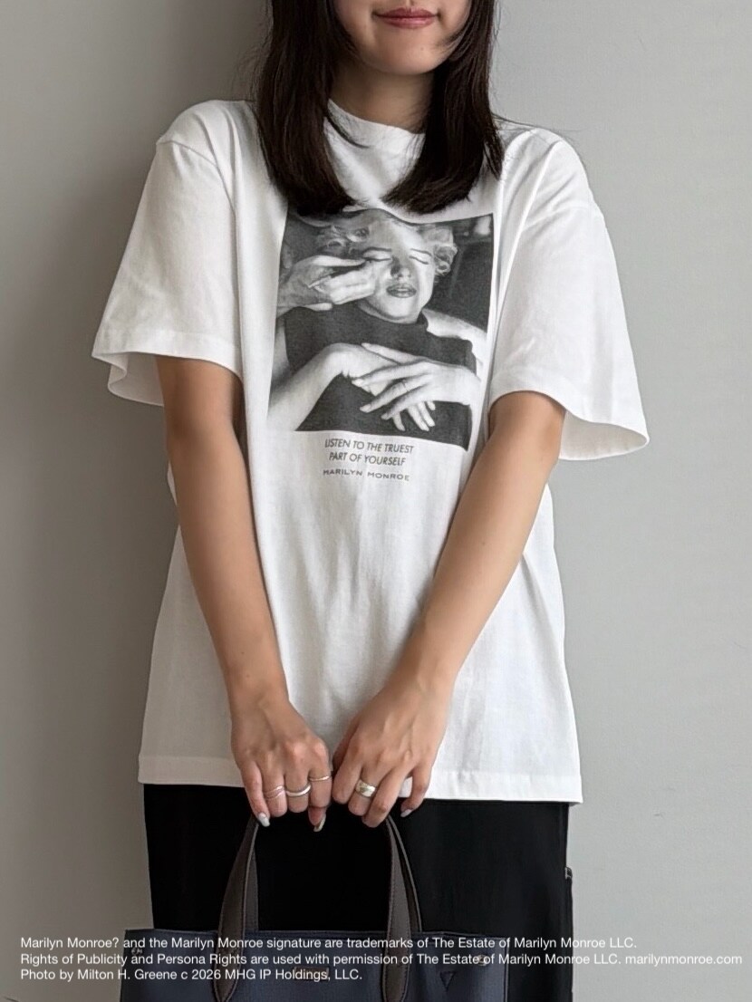 ブラック系のデニムパンツ、ブルー系のトートバッグ、ホワイト系のスニーカーを着用したメンズの夏コーディネートの7枚目の写真