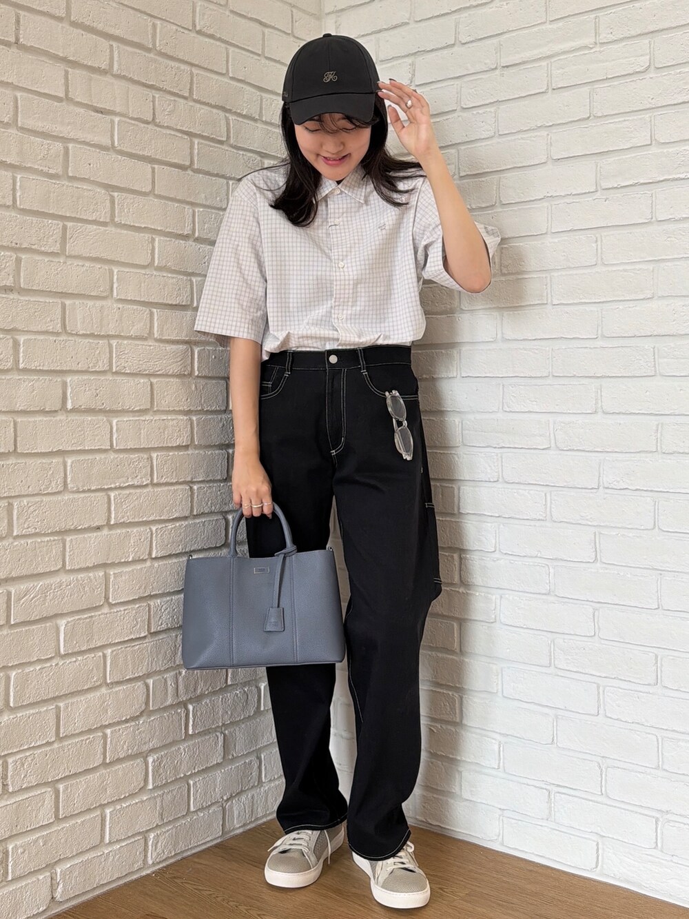グレー系のシャツ/ブラウス、ブラック系のデニムパンツ、グレー系のスニーカーを着用したメンズの夏コーディネートの2枚目の写真