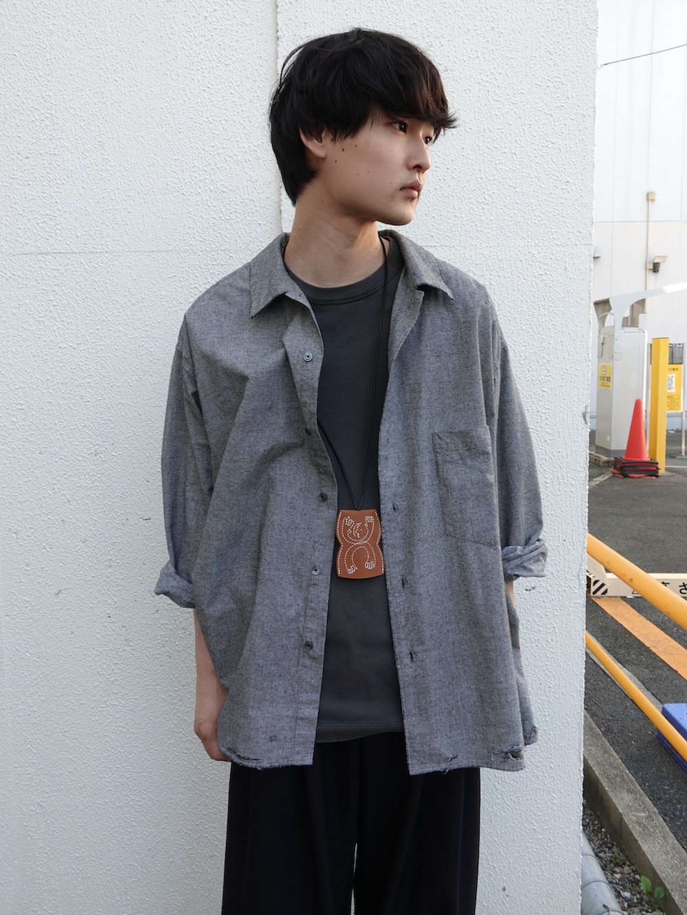 グレー系のシャツ/ブラウス、ホワイト系のTシャツ/カットソー、ブラック系のスラックスを着用したメンズの夏コーディネートの2枚目の写真